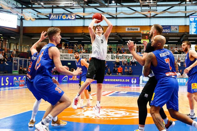 BBL easyCredit Basketball BundesligaVorbereitungsspiel in der Stadthalle Weißenfels für die Saison 2021-2022 Syntainics MBC gegen Medi Bayreuth Kay Bruhnke (Medi Bayreuth 9) mitte