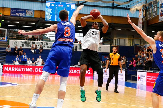 BBL easyCredit Basketball BundesligaVorbereitungsspiel in der Stadthalle Weißenfels für die Saison 2021-2022 Syntainics MBC gegen Medi Bayreuth Johannes Richter (Syntainics MBC 8) links Cameron Wells ( Medi Bayreuth 22) rechts