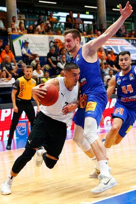 BBL easyCredit Basketball BundesligaVorbereitungsspiel in der Stadthalle Weißenfels für die Saison 2021-2022 Syntainics MBC gegen Medi Bayreuth Johannes Richter (Syntainics MBC 8) rechts Philip Jalalpoor (Medi Bayreuth 7) links