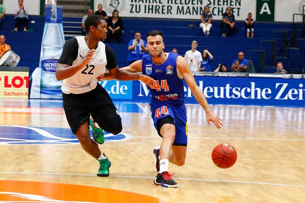 BBL easyCredit Basketball BundesligaVorbereitungsspiel in der Stadthalle Weißenfels für die Saison 2021-2022 Syntainics MBC gegen Medi Bayreuth Nikolas Rebic (Syntainics MBC 44) rechts Cameron Wells ( Medi Bayreuth 22) links