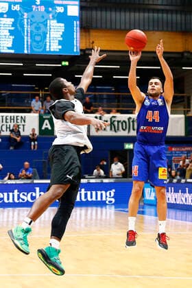 BBL easyCredit Basketball BundesligaVorbereitungsspiel in der Stadthalle Weißenfels für die Saison 2021-2022 Syntainics MBC gegen Medi Bayreuth Cameron Wells ( Medi Bayreuth 22) links Nikolas Rebic (Syntainics MBC 44) rechts