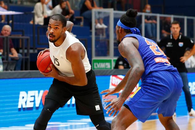 BBL easyCredit Basketball BundesligaVorbereitungsspiel in der Stadthalle Weißenfels für die Saison 2021-2022 Syntainics MBC gegen Medi Bayreuth Chris Coffey (Syntainics MBC 22) rechts Terry Allen ( Medi Bayreuth 15) links
