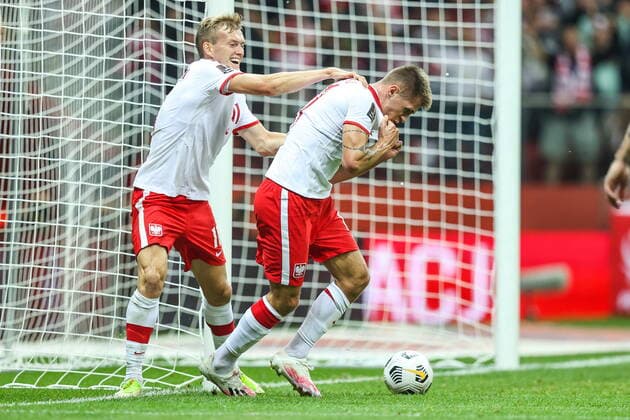 08.09.2021 WARSZAWA, STADION PGE NARODOWY?PILKA NOZNA (FOOTBALL) ?ELIMINACJA MISTRZOSTW SWIATA FIFA QATAR 2022 ( WORLD CUP QUALIFIATION QATAR 2022 )?MECZ POLSKA - ANGLIA ( GAME POLAND - ENGLAND )?NZ KAROL SWIDERSKI, DAMIAN SZYMANSKI POLSKA RADOSC, BRAMKA, GOL, FOTO LUKASZ GROCHALA CYFRASPORT NEWSPIX.PL --- Newspix.pl  20210908CSLG0201