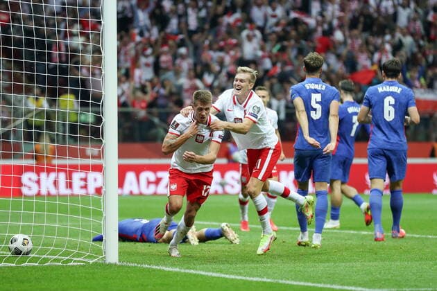 Sport Bilder des Tages WARSZAWA 08.09.2021 MECZ ELIMINACJE DO MISTRZOSTW SWIATA 2022 GRUPA I: POLSKA - ANGLIA 1:1 --- FIFA World Cup, WM, Weltmeisterschaft, Fussball 2022 QUALIFYING ROUND GROUP I MATCH IN WARSAW: POLAND - ENGLAND 1:1 DAMIAN SZYMANSKI KAROL SWIDERSKI FOT. PIOTR KUCZA FOTOPYK NEWSPIX.PL --- Newspix.pl  210908PYK0082
