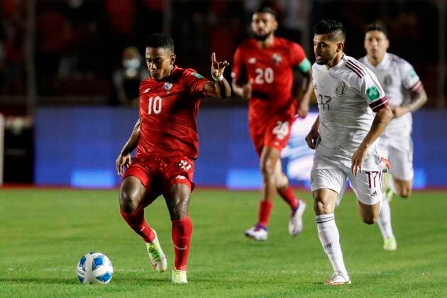 Fußball, WM Quali, Panama - Mexiko Edgar Barcenas (L) of Panama vies for the ball with Jesus Corona of Mexico during the CONCACAF qualifiers to Qatar 2022 World Cup soccer match between Panama and Mexico at Rommel Fernandez stadium in Panama City, Panama, 08 September 2021. Panama vs. Mexico !ACHTUNG: NUR REDAKTIONELLE NUTZUNG!  Copyright: xBienvenidoxVelascox AMDEP9535 20210909-7ae4bc8b2295d95695ba149a404b041f7a6b5227