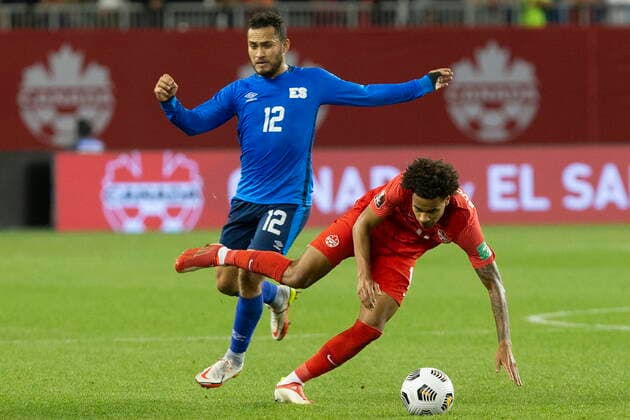 Fußball, WM Quali, Kanada - El Salvador September 8, 2021, Toronto, on, Canada: Canada s Tajon Buchanan (right) is brought down by El Salvador s Marvin Monterroza during second half World Cup qualifying action in Toronto, on Wednesday, September 8, 2021. Tajon Buchanan ; Marvin Monterroza  - ZUMAc35_ 20210908_zaf_c35_109 Copyright: xChrisxYoungx