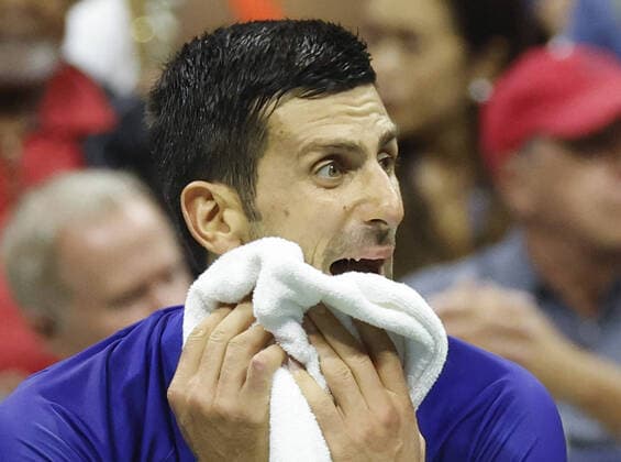 Bilder des Jahres 2021, Sport 09 September Sport Themen der Woche KW36 Sport Bilder des Tages Novak Djokovic of Serbia reacts at his players box in the first set against Matteo Berrettini of Italy in the quarterfinals at the 2021 US Open Tennis Championships in Arthur The Stadium at the USTA Billie Jean King National Tennis Center on Wednesday, September 8, 2021 in New York City.  NYP20210908149 JOHNxANGELILLO
