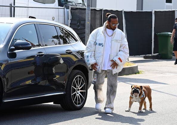 Formel 1, GP Italien in Monza, Lewis Hamilton und Hund Roscoe FORMULA 1 HEINEKEN GRAN PREMIO D ITALIA 2021 09.09.2021, Autodromo Nazionale di Monza, Monza, FORMULA 1 HEINEKEN GRAN PREMIO D ITALIA 2021 ,im Bild Lewis Hamilton (GBR 44), Mercedes-AMG Petronas Formula One Team mit Hund Roscoe.