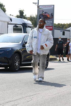 Formel 1, GP Italien in Monza, Lewis Hamilton und Hund Roscoe FORMULA 1 HEINEKEN GRAN PREMIO D ITALIA 2021 09.09.2021, Autodromo Nazionale di Monza, Monza, FORMULA 1 HEINEKEN GRAN PREMIO D ITALIA 2021 ,im Bild Lewis Hamilton (GBR 44), Mercedes-AMG Petronas Formula One Team mit Hund Roscoe.