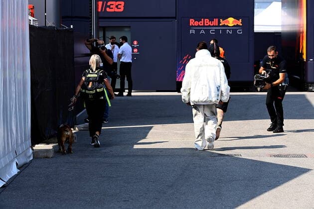 Formel 1, GP Italien in Monza, Lewis Hamilton und Hund Roscoe FORMULA 1 HEINEKEN GRAN PREMIO D ITALIA 2021 09.09.2021, Autodromo Nazionale di Monza, Monza, FORMULA 1 HEINEKEN GRAN PREMIO D ITALIA 2021 ,im Bild Lewis Hamilton (GBR 44), Mercedes-AMG Petronas Formula One Team mit Hund Roscoe.