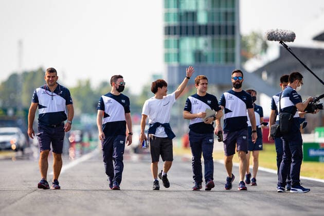 TSUNODA Yuki (jap), Scuderia AlphaTauri Honda AT02, portrait track walk during the Formula 1 Heineken Gran Premio D italia 2021, Italian Grand Prix, 14th round of the 2021 FIA Formula One World Championship, WM, Weltmeisterschaft from September 9 to 12, 2021 on the Autodromo Nazionale di Monza, in Monza, Italy - FORMULE 1 : Grand prix d Italie - Presentation - Monza - 09 09 2021 DPPI Panoramic 