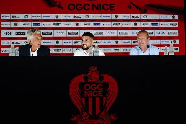 Jean Pierre Rivere (president de l OGC Nice) - Andy Delort (OGC Nice) - Julien Fournier (directeur du football de l OGC Nice) FOOTBALL : Presentation de Andy Delort (OGC Nice) - Nice - 10 09 2021 NorbertScanella PanoramiC 