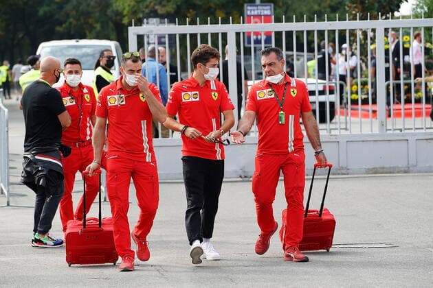 FORMULA 1 HEINEKEN GRAN PREMIO D ITALIA 2021 10.09.2021, Autodromo Nazionale di Monza, Monza, FORMULA 1 HEINEKEN GRAN PREMIO D ITALIA 2021 ,im Bild Charles Leclerc (MCO 16), Scuderia Ferrari Mission Winnow mit seinen Ferrarimechanikern.