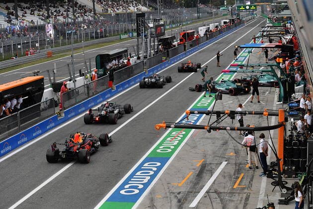 FORMULA 1 HEINEKEN GRAN PREMIO D ITALIA 2021 10.09.2021, Autodromo Nazionale di Monza, Monza, FORMULA 1 HEINEKEN GRAN PREMIO D ITALIA 2021 ,im Bild Zwischenfall in der Boxengasse. Sebastian Vettel (DEU 5), Aston Martin Cognizant Formula One Team fährt fast in Lewis Hamilton (GBR 44), Mercedes-AMG Petronas Formula One Team hinein, ein Mechaniker vom Alpine F1 Team kann sich geade noch in Sicherheit bringen. Valtteri Bottas (FIN 77), Mercedes-AMG Petronas Formula One Team, Lance Stroll (CAN 18), Aston Martin Cognizant Formula One Team, Max Verstappen (NEL 33), Red Bull Racing Honda