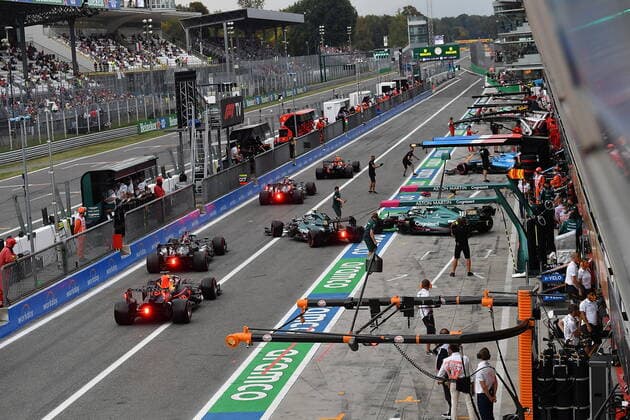 FORMULA 1 HEINEKEN GRAN PREMIO D ITALIA 2021 10.09.2021, Autodromo Nazionale di Monza, Monza, FORMULA 1 HEINEKEN GRAN PREMIO D ITALIA 2021 ,im Bild Zwischenfall in der Boxengasse. Sebastian Vettel (DEU 5), Aston Martin Cognizant Formula One Team fährt fast in Lewis Hamilton (GBR 44), Mercedes-AMG Petronas Formula One Team hinein, ein Mechaniker vom Alpine F1 Team kann sich geade noch in Sicherheit bringen. Valtteri Bottas (FIN 77), Mercedes-AMG Petronas Formula One Team, Lance Stroll (CAN 18), Aston Martin Cognizant Formula One Team, Max Verstappen (NEL 33), Red Bull Racing Honda