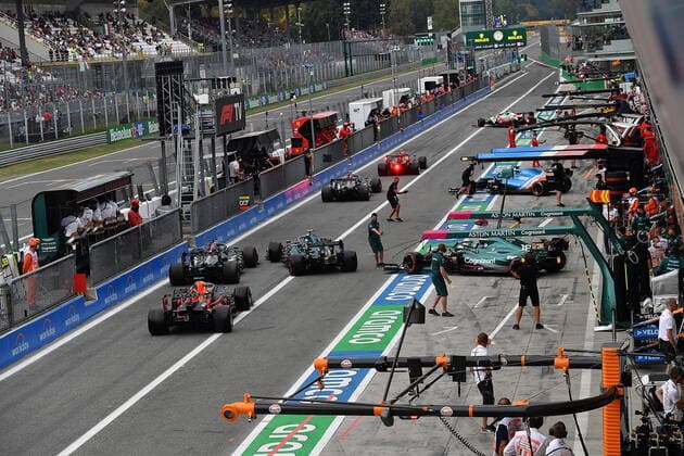 FORMULA 1 HEINEKEN GRAN PREMIO D ITALIA 2021 10.09.2021, Autodromo Nazionale di Monza, Monza, FORMULA 1 HEINEKEN GRAN PREMIO D ITALIA 2021 ,im Bild Zwischenfall in der Boxengasse. Sebastian Vettel (DEU 5), Aston Martin Cognizant Formula One Team fährt fast in Lewis Hamilton (GBR 44), Mercedes-AMG Petronas Formula One Team hinein, ein Mechaniker vom Alpine F1 Team kann sich geade noch in Sicherheit bringen. Valtteri Bottas (FIN 77), Mercedes-AMG Petronas Formula One Team, Lance Stroll (CAN 18), Aston Martin Cognizant Formula One Team, Max Verstappen (NEL 33), Red Bull Racing Honda