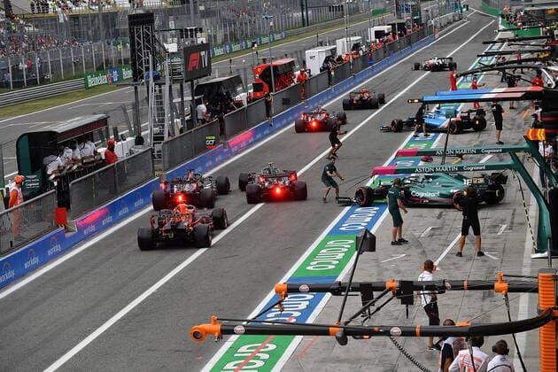FORMULA 1 HEINEKEN GRAN PREMIO D ITALIA 2021 10.09.2021, Autodromo Nazionale di Monza, Monza, FORMULA 1 HEINEKEN GRAN PREMIO D ITALIA 2021 ,im Bild Zwischenfall in der Boxengasse. Sebastian Vettel (DEU 5), Aston Martin Cognizant Formula One Team fährt fast in Lewis Hamilton (GBR 44), Mercedes-AMG Petronas Formula One Team hinein, ein Mechaniker vom Alpine F1 Team kann sich geade noch in Sicherheit bringen. Valtteri Bottas (FIN 77), Mercedes-AMG Petronas Formula One Team, Lance Stroll (CAN 18), Aston Martin Cognizant Formula One Team, Max Verstappen (NEL 33), Red Bull Racing Honda