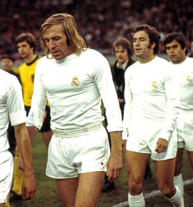 17.11.74 VfB Stuttgart - Real Madrid Deutschland, Stuttgart, 17.11.1974, Fussball, Bundesliga, Testspiel, VfB Stuttgart - Real Madrid (1:1): Günther Netzer (Real Madrid).