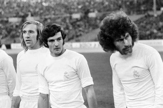 17.11.74 VfB Stuttgart - Real Madrid Deutschland, Stuttgart, 17.11.1974, Fussball, Bundesliga, Testspiel, VfB Stuttgart - Real Madrid (1:1): li. Günther Netzer (Real Madrid) re. Günther Netzer (Real Madrid).