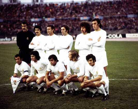 17.11.74 VfB Stuttgart - Real Madrid Deutschland, Stuttgart, 17.11.1974, Fussball, Bundesliga, Testspiel, VfB Stuttgart - Real Madrid (1:1): Team Mannschaft Real Madrid mit Paul Breitner (Obere Reihe 5. v.l.), Vincente del Bosque (Obere Reihe 6. v.l.) und Günther Netzer (Untere Reihe 4. v.l.).