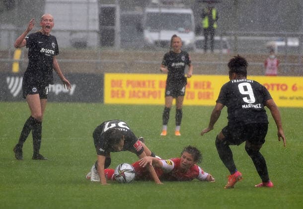 11.09.2021, xhbx, Fussball 1.Bundesliga Damen, Eintracht Frankfurt Frauen - 1.FC Köln emspor, v.l. Laura Feiersinger (Eintracht Frankfurt Damen) zautz, Anja Pfluger (1.FC Köln Damen) (DFL DFB REGULATIONS PROHIBIT ANY USE OF PHOTOGRAPHS as IMAGE SEQUENCES and or QUASI-VIDEO) Frankfurt am Main
