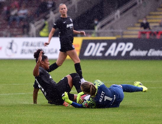 11.09.2021, xhbx, Fussball 1.Bundesliga Damen, Eintracht Frankfurt Frauen - 1.FC Köln emspor, v.l. Shekiera Martinez (Eintracht Frankfurt Damen), Manon Klett (1.FC Köln Damen) (DFL DFB REGULATIONS PROHIBIT ANY USE OF PHOTOGRAPHS as IMAGE SEQUENCES and or QUASI-VIDEO) Frankfurt am Main