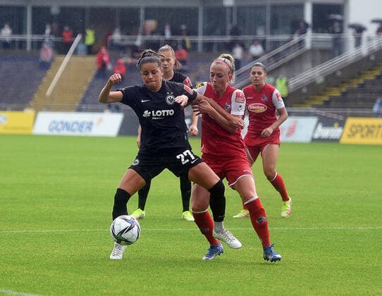 11.09.2021, xhbx, Fussball 1.Bundesliga Damen, Eintracht Frankfurt Frauen - 1.FC Köln emspor, v.l. Laura Feiersinger (Eintracht Frankfurt Damen) zautz, Mandy Islacker (1.FC Köln Damen) (DFL DFB REGULATIONS PROHIBIT ANY USE OF PHOTOGRAPHS as IMAGE SEQUENCES and or QUASI-VIDEO) Frankfurt am Main