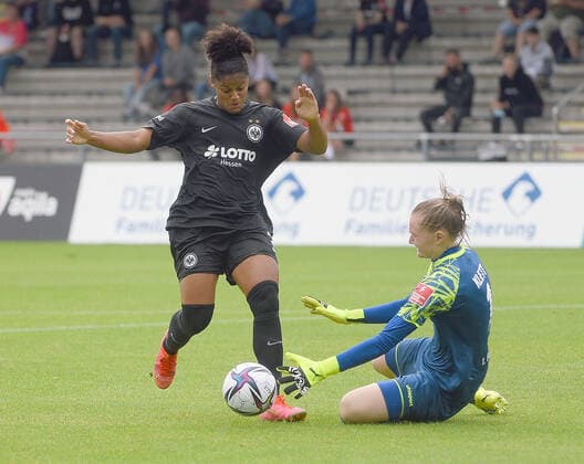 11.09.2021, xhbx, Fussball 1.Bundesliga Damen, Eintracht Frankfurt Frauen - 1.FC Köln emspor, v.l. Shekiera Martinez (Eintracht Frankfurt Damen), Manon Klett (1.FC Köln Damen) (DFL DFB REGULATIONS PROHIBIT ANY USE OF PHOTOGRAPHS as IMAGE SEQUENCES and or QUASI-VIDEO) Frankfurt am Main