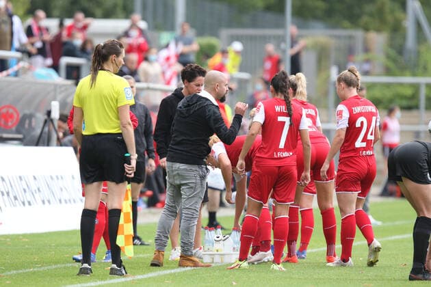Sascha Glass,(Trainer 1. FC Koeln),Wilde Manjou,(1. FC Koeln, 7),Zawistowska Weronika,(1. FC Koeln, 24), (DFL DFBB REGULATIONS PROBHIT ANY USE OF PHOTOGRAPHERS as IMAGE SEQUENCES and or QUASI-VIDEO ) , GER, Fussball, Frauen 1.Bundesliga,Eintracht Frankfurt - 1. FC Koeln, 11.09.2021, Frankfurt Copyright: xEibner-Pressefoto UlrichxScherbaumx EP_usm