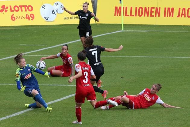 Lara Prasnikar (Eintracht Frankfurt Frauen, Nr. 7) trifft zum 1:0 nach Vorlage von Laura Freigang (Eintracht Frankfurt Frauen, Nr. 10) , Eintracht Frankfurt Frauen - 1. FC Köln Frauen, 1. Bundesliga Frauen, Saison 2021 2022, 11.09.2021, -