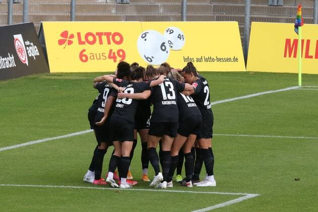 Lara Prasnikar (Eintracht Frankfurt Frauen, Nr. 7) trifft zum 1:0 nach Vorlage von Laura Freigang (Eintracht Frankfurt Frauen, Nr. 10) und jubelt mit Ihren Teamkolleginnen , Eintracht Frankfurt Frauen - 1. FC Köln Frauen, 1. Bundesliga Frauen, Saison 2021 2022, 11.09.2021, -