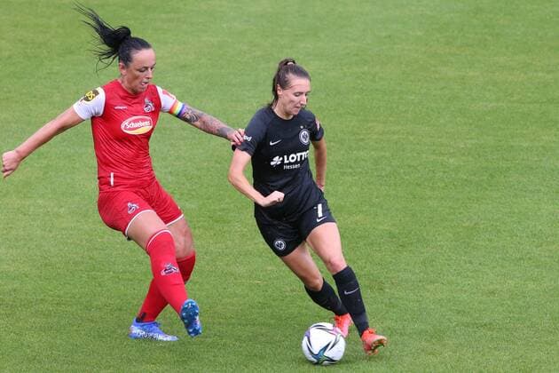 Lara Prasnikar (Eintracht Frankfurt Frauen, Nr. 7) im Zweikampf mit Mandy Islacker ( 1, FC Köln Frauen, Nr.8) , Eintracht Frankfurt Frauen - 1. FC Köln Frauen, 1. Bundesliga Frauen, Saison 2021 2022, 11.09.2021, -