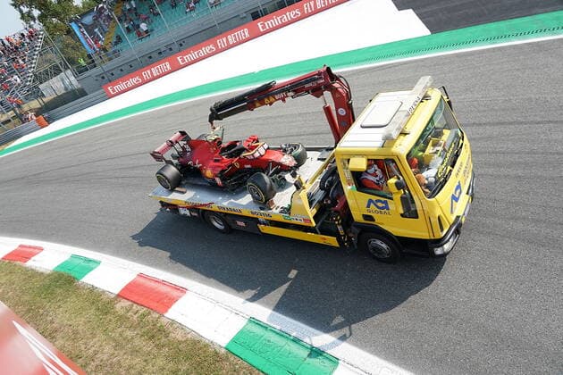 FORMULA 1 HEINEKEN GRAN PREMIO D ITALIA 2021 11.09.2021, Autodromo Nazionale di Monza, Monza, FORMULA 1 HEINEKEN GRAN PREMIO D ITALIA 2021 ,im Bild Das kaputte Auto von Carlos Sainz Jr. (ESP 55), Scuderia Ferrari Mission Winnow wird zurück zur Box gefahren.