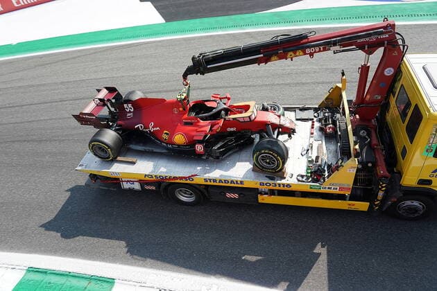FORMULA 1 HEINEKEN GRAN PREMIO D ITALIA 2021 11.09.2021, Autodromo Nazionale di Monza, Monza, FORMULA 1 HEINEKEN GRAN PREMIO D ITALIA 2021 ,im Bild Das kaputte Auto von Carlos Sainz Jr. (ESP 55), Scuderia Ferrari Mission Winnow wird zurück zur Box gefahren.