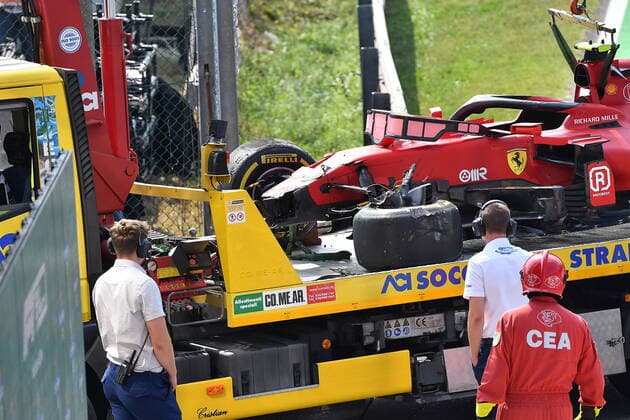 FORMULA 1 HEINEKEN GRAN PREMIO D ITALIA 2021 11.09.2021, Autodromo Nazionale di Monza, Monza, FORMULA 1 HEINEKEN GRAN PREMIO D ITALIA 2021 ,im Bild Das kaputte Auto von Carlos Sainz Jr. (ESP 55), Scuderia Ferrari Mission Winnow kommt zurück in die Boxengasse.