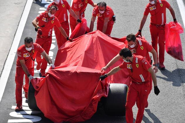 FORMULA 1 HEINEKEN GRAN PREMIO D ITALIA 2021 11.09.2021, Autodromo Nazionale di Monza, Monza, FORMULA 1 HEINEKEN GRAN PREMIO D ITALIA 2021 ,im Bild Ferrari Mechaniker schieben das kaputte Auto von Carlos Sainz Jr. (ESP 55), Scuderia Ferrari Mission Winnow zurück zur Box.