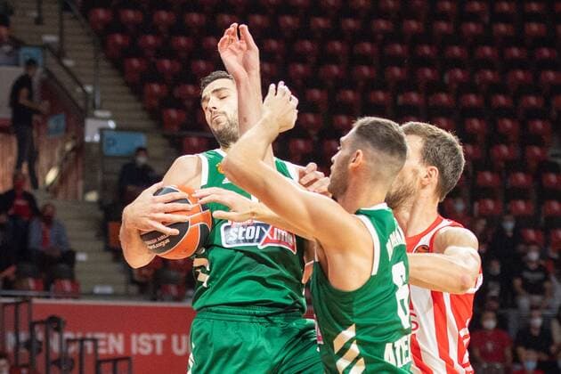 Ioannis Papapetrou 10 (Panathinaikos OPAP Athen), Giorgos Papagiannis 6 (Panathinaikos OPAP Athen), Panathinaikos OPAP Athen vs. Roter Stern Belgrad, Magenta Cup 2021, 11.09.2021 Muenchen Bayern Deutschland