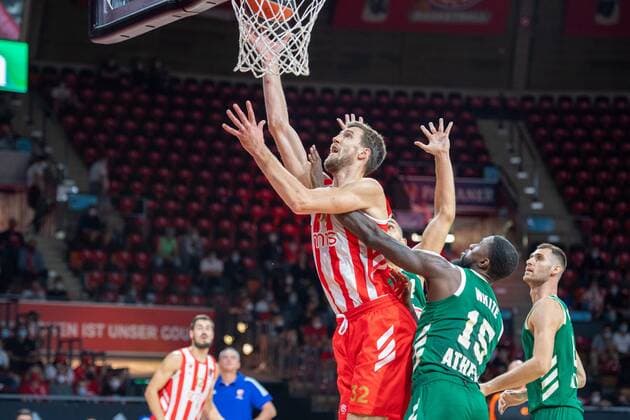 Ognjen Kuzmic 32 (Roter Stern Belgrad), Okaro White 15 (Panathinaikos OPAP Athen), Panathinaikos OPAP Athen vs. Roter Stern Belgrad, Magenta Cup 2021, 11.09.2021 Muenchen Bayern Deutschland