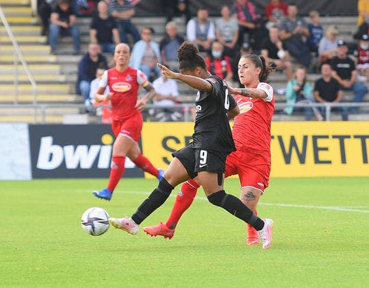 11.09.2021, xhbx, Fussball 1.Bundesliga Damen, Eintracht Frankfurt Frauen - 1.FC Köln emspor, v.l. Goal scored, Tor zum 4:0 durch Shekiera Martinez (Eintracht Frankfurt Damen) (DFL DFB REGULATIONS PROHIBIT ANY USE OF PHOTOGRAPHS as IMAGE SEQUENCES and or QUASI-VIDEO) Frankfurt am Main