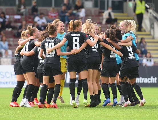 11.09.2021, xhbx, Fussball 1.Bundesliga Damen, Eintracht Frankfurt Frauen - 1.FC Köln emspor, v.l. Mannschaft, Spielerinnen von Eintracht Frankfurt jubeln jubelt nach Spielende. (DFL DFB REGULATIONS PROHIBIT ANY USE OF PHOTOGRAPHS as IMAGE SEQUENCES and or QUASI-VIDEO) Frankfurt am Main