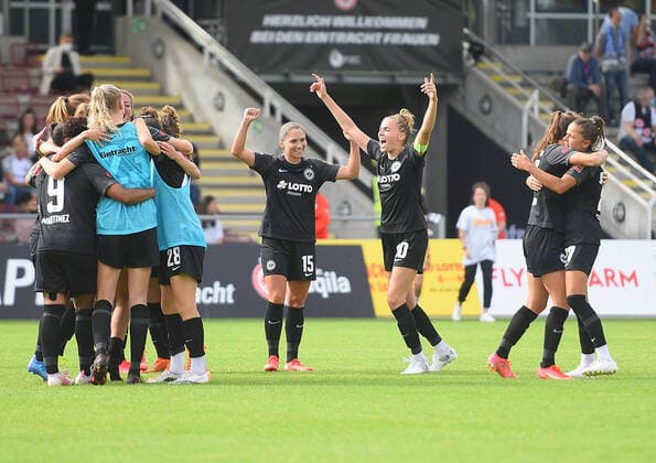 11.09.2021, xhbx, Fussball 1.Bundesliga Damen, Eintracht Frankfurt Frauen - 1.FC Köln emspor, v.l. Mannschaft, Spielerinnen von Eintracht Frankfurt jubeln jubelt nach Spielende. (DFL DFB REGULATIONS PROHIBIT ANY USE OF PHOTOGRAPHS as IMAGE SEQUENCES and or QUASI-VIDEO) Frankfurt am Main