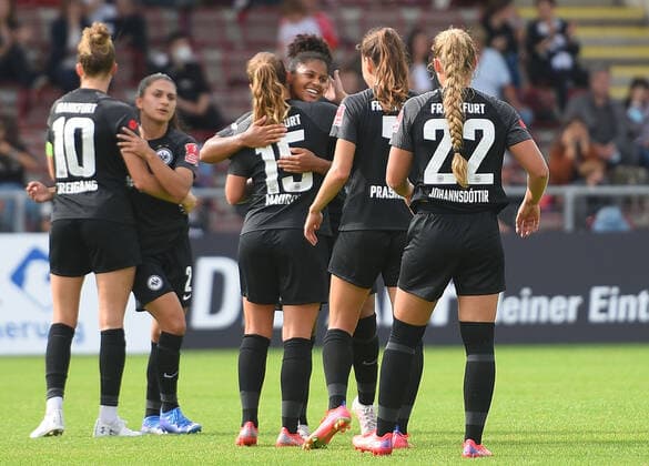 11.09.2021, xhbx, Fussball 1.Bundesliga Damen, Eintracht Frankfurt Frauen - 1.FC Köln emspor, v.l. Mannschaft, Spielerinnen von Eintracht Frankfurt jubeln jubelt nach Spielende. (DFL DFB REGULATIONS PROHIBIT ANY USE OF PHOTOGRAPHS as IMAGE SEQUENCES and or QUASI-VIDEO) Frankfurt am Main
