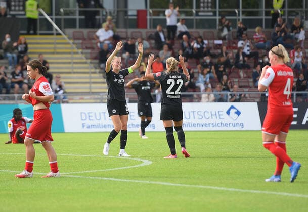 11.09.2021, xhbx, Fussball 1.Bundesliga Damen, Eintracht Frankfurt Frauen - 1.FC Köln emspor, v.l. Laura Freigang (Eintracht Frankfurt Damen), Alexandra Johannsdottir (Eintracht Frankfurt Damen) jubeln jubelt nach Spielende. (DFL DFB REGULATIONS PROHIBIT ANY USE OF PHOTOGRAPHS as IMAGE SEQUENCES and or QUASI-VIDEO) Frankfurt am Main