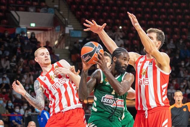 A. White 30 (Roter Stern Belgrad), Howard Sant-Roos 74 (Panathinaikos OPAP Athen), Ognjen Kuzmic 32 (Roter Stern Belgrad), Panathinaikos OPAP Athen vs. Roter Stern Belgrad, Magenta Cup 2021, 11.09.2021 Muenchen Bayern Deutschland