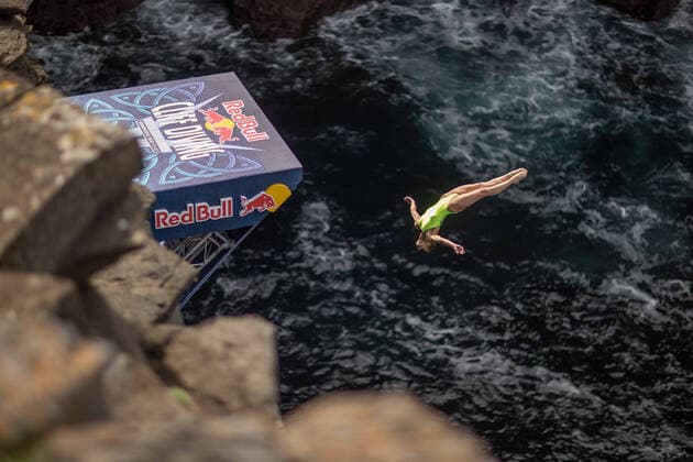 Bilder des Jahres 2021, Sport 09 September Sport Themen der Woche KW36 Sport Bilder des Tages EDITORIAL USE ONLY Red Bull Cliff Diving World Series, Downpatrick Head, Mayo 11 9 2021 Pictured is Antonina Vyshyvanova from Ukraine at round 1 of the fourth stop of the Red Bull Cliff Diving World Series at Downpatrick Head, Mayo. The world™s best cliff divers face possibly their toughest test of the 2021 Red Bull Cliff Diving World Series as they leap, twist and somersault from breath-taking heights of up to 27m and at speeds in excess of 85km h into the Wild Atlantic waters below. Antonina Vyshyvanova 11 9 2021  Copyright: x INPHO MorganxTreacyx AZ0I7962
