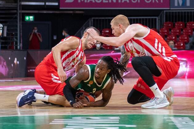N. Ivanovic 20 (Roter Stern Belgrad), Kendrick Perry 3 (Panathinaikos OPAP Athen), A. White 30 (Roter Stern Belgrad), Panathinaikos OPAP Athen vs. Roter Stern Belgrad, Magenta Cup 2021, 11.09.2021 Muenchen Bayern Deutschland