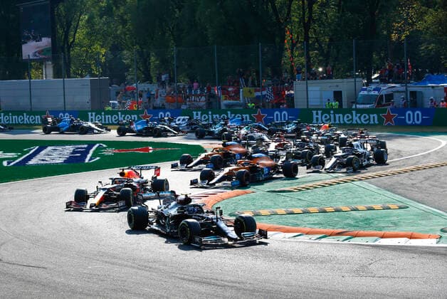 Start, Sprint Qualifying, 77 Valtteri Bottas (FIN, Mercedes-AMG Petronas F1 Team), 33 Max Verstappen (NED, Red Bull Racing), 3 Daniel Ricciardo (AUS, McLaren F1 Team), 4 Lando Norris (GBR, McLaren F1 Team), F1 Grand Prix of Italy at Autodromo Nazionale Monza on September 11, 2021 in Monza, Italy. (Photo by HOCH ZWEI) Monza Italy