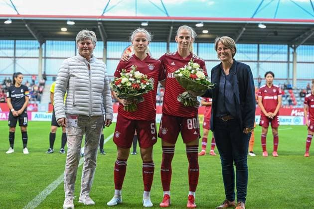 v.li.: Managerin Karin Danner (FC Bayern München, FCB) Hanna Glas (FC Bayern München, FCB, 5) Sofia Jakobsson (FC Bayern München, FCB, 80) Bianca Rech (Sportliche Leitung, FCB) - Beide Spielerinnen wurden vom FC Bayern München geehrt für den Gewin der Silbermedaille mit der schwedischen Nationalelf bei Olympia, 11.09.2021, München (Deutschland), Fussball, Flyeralarm Frauen-Bundesliga, FC Bayern München - SC Freiburg, DFB DFL REGULATIONS PROHIBIT ANY USE OF PHOTOGRAPHS AS IMAGE SEQUENCES AND OR QUASI-VIDEO.