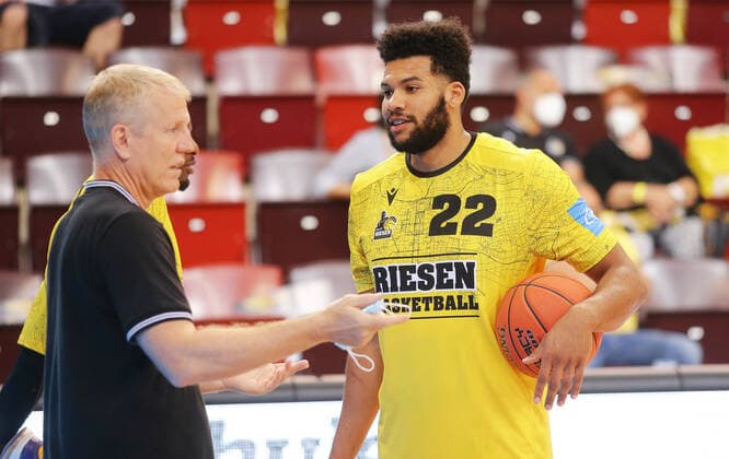 Ludwigsburg , Season Opening , Basketball MHP Riesen Ludwigsburg vs. Merlins Crailsheim , von links: John Patrick Yoeli Childs ( Riesen