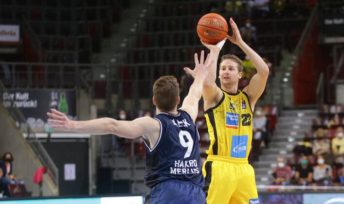 Ludwigsburg , Season Opening , Basketball MHP Riesen Ludwigsburg vs. Merlins Crailsheim , von links: Fabian Bleck ( Merlins ) David Walker ( Riesen )